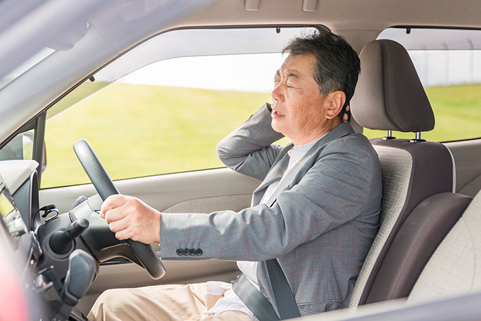 車内で首を痛めた男性